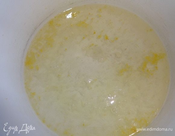 Добавить сок и цедру к сахарному сиропу, перемешать.