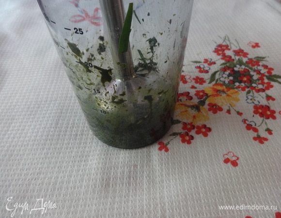 Нарезанные травы измельчить в блендере. Получится пюре темно-зеленого цвета.