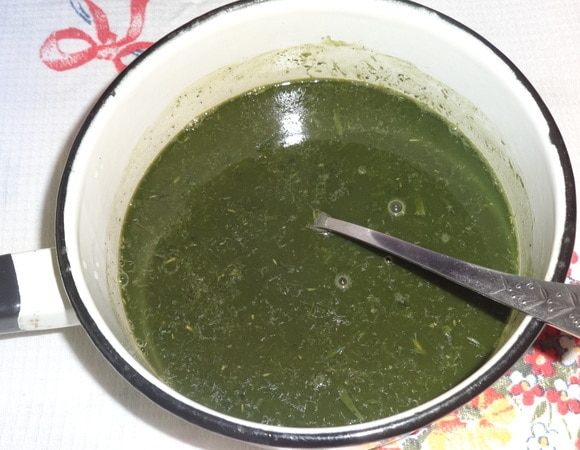 Второй стакан воды налить в кастрюлю. Положить в воду пюре из трав, перемешать и дать постоять полчаса.