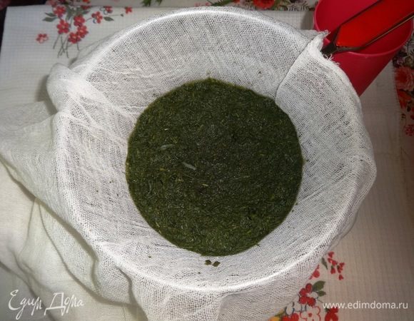Через полчаса дуршлаг застелить марлей и вылить в него травяной настой.