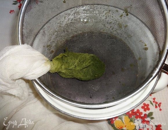 Травяную массу протереть, марлю отжать.