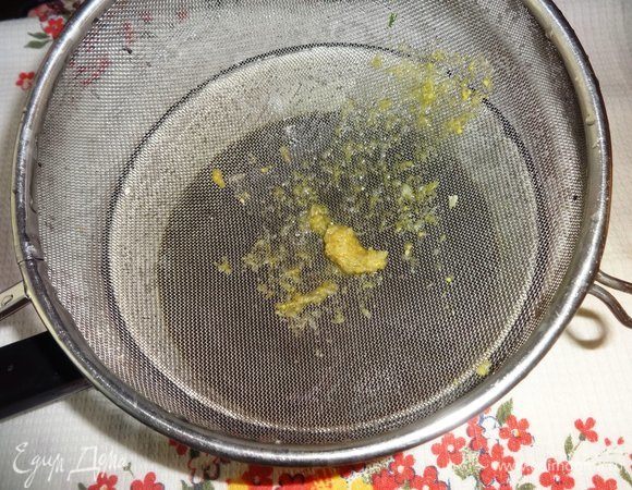 Соединить вместе сахарный сироп и травяной настой, перемешать. Еще раз процедить через дуршлаг. Полученный экстракт и бутылку (1,5 л) газированной минеральной воды поставить в холодильник на 1 час.