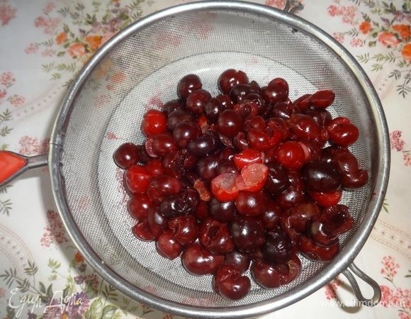 Вишни помыть, обсушить, удалить из них косточки. Выложить на сито, чтобы стекал сок.