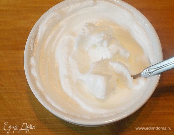 Отделите белок от желтка. Взбейте белок со щепоткой соли до устойчивых пиков.