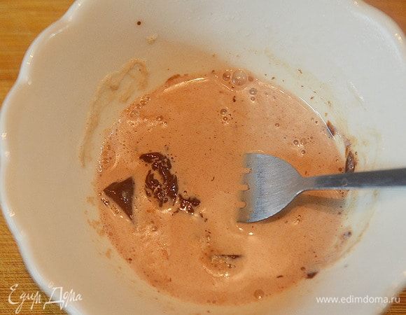 Шоколад поломайте на кусочки, залейте сливками и растопите в микроволновке, перемешайте.