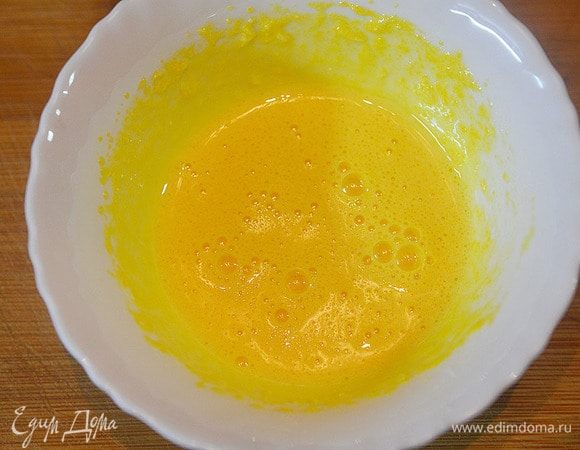 Желток взбейте с сахаром и ванильным сахаром.