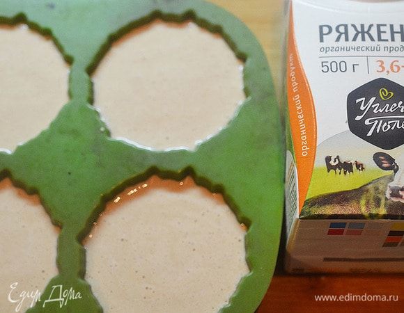 Перемешайте все ингредиенты и разложите в силиконовые формочки или в формочки для мороженого. Уберите в морозилку на 5–6 часов.