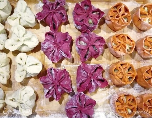 Все летние цветочки готовы. Варим их на пару. Так как оранжевое тесто получилось чуть более плотным, я варила эти манты на нижнем уровне мантоварки. Самое нежное тесто — малиновое, оно варилось на верхнем уровне. Варим 20 минут.