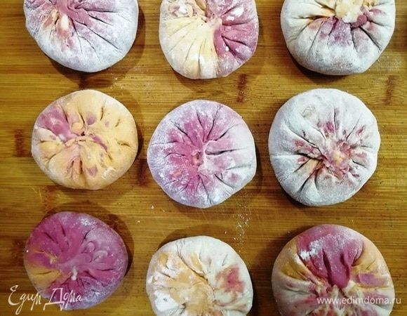 Мантов я сделала столько, сколько можно отварить за один раз. Остатки теста я перемешала и раскатала. На каждый кружок положила немного каждой начинки (они прекрасно между собой сочетаются). Получились хинкали с тройной начинкой. Их отваривала в воде в течение 10 минут после закипания.