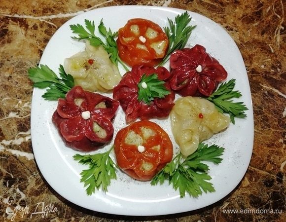 Варка на пару сохранила яркий цвет нашей «клумбы». Выкладываем манты на смазанное сливочным маслом блюдо. Манты тоже смазываем маслом и посыпаем перчиком.