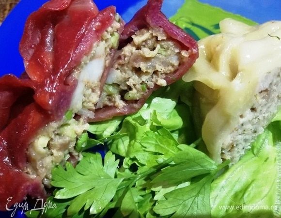 Разрез мантов с мясной начинкой. Тонкое тесто, начинка сочная.