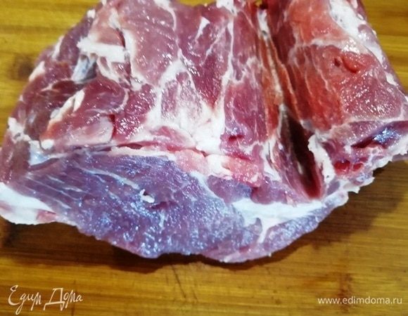 Свиную шею раскрываем, как книжку, и хорошо отбиваем.