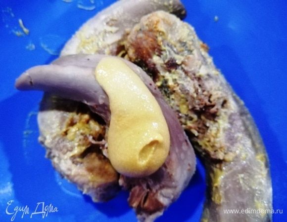 Свиные языки обмазываем дижонской горчицей.