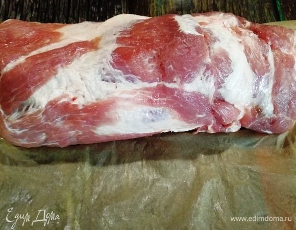 Формируем рулет. Я рулет сверху не солю, мне достаточно вкуса от кетчупа. Вы можете посолить и поперчить рулет.