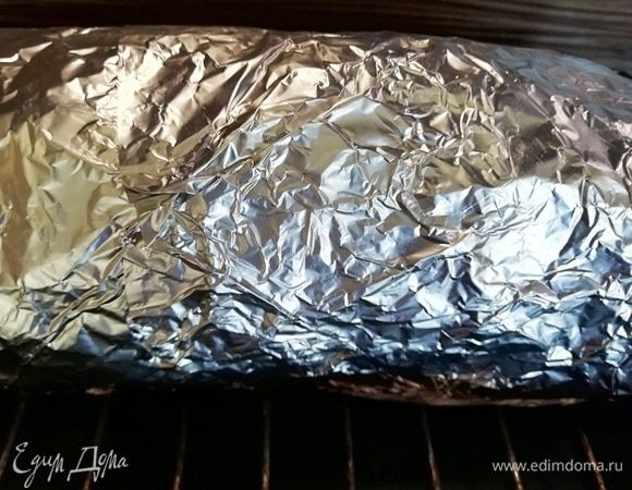 И прочно заворачиваем в фольгу. Запекаем в духовке при 180°C в течение 2 часов.