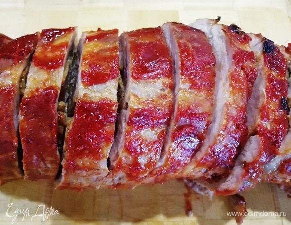 Нарезаем готовый рулет.