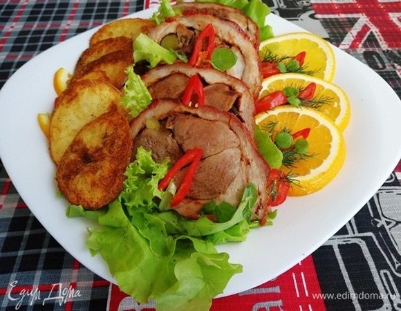 Подаем с домашними картофельными чипсами. Соус — по желанию.