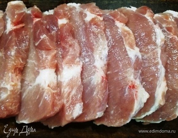Свинину (у меня корейка) нарезаем небольшими пластинами.