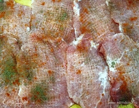 Отбиваем, солим и перчим с двух сторон.