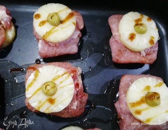 На моцареллу выкладываем колечко ананаса, в центр ананаса вставляем маслину. Сбрызгиваем все вустерширским соусом.