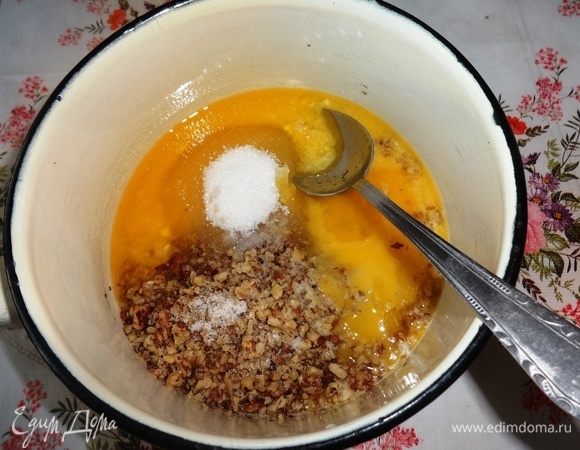 К растопленному маргарину добавить орехи, желтки, сахар, гашеную уксусом соду, соль, ванильный сахар, перемешать до однородного состояния.