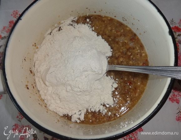 Всыпать муку и замесить тесто.