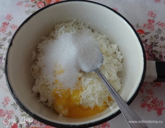 Два яйца разделить на белки и желтки. Белки добавить к двум предыдущим белкам. Творог соединить с желтками, сахаром, натертым на терке плавленым сыром. Растереть до однородности.