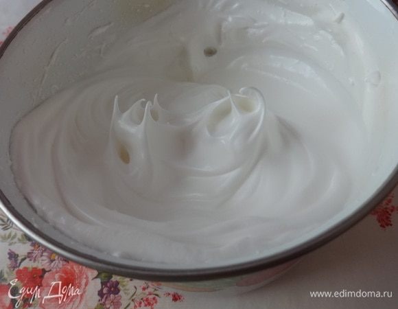 Взбить до устойчивых пиков.