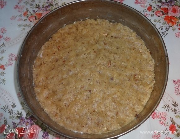 Разъемную форму смазать холодным маргарином. Руками равномерно распределить тесто по дну. Поставить форму в разогретую до 180°C духовку на 8–10 мин.