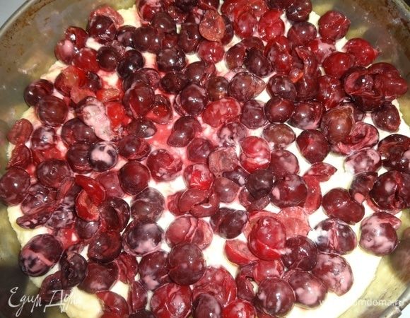 Затем выложить слой вишни с крахмалом.