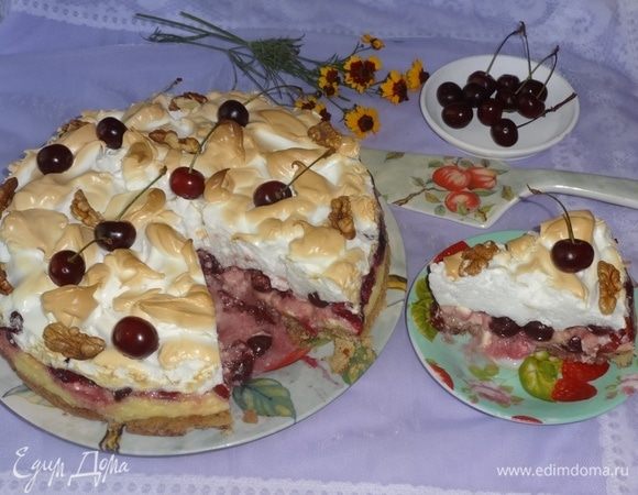 Аккуратно выложить готовый пирог на блюдо. Украсить по желанию, я украсила свежими вишнямии и кусочками грецких орехов. Разрезать пирог на порции и подать к чаю или кофе. Приятного аппетита!