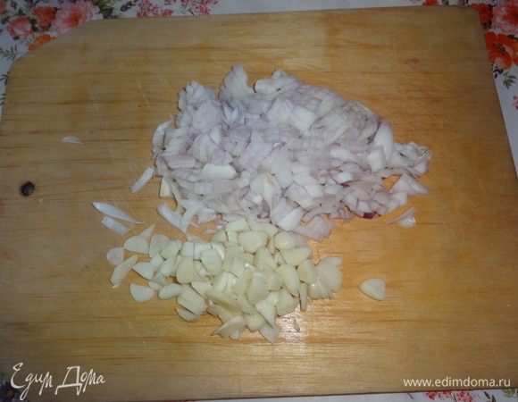 Лук, чеснок очистить. Лук нарезать мелкими кубиками, чеснок — пластинами.