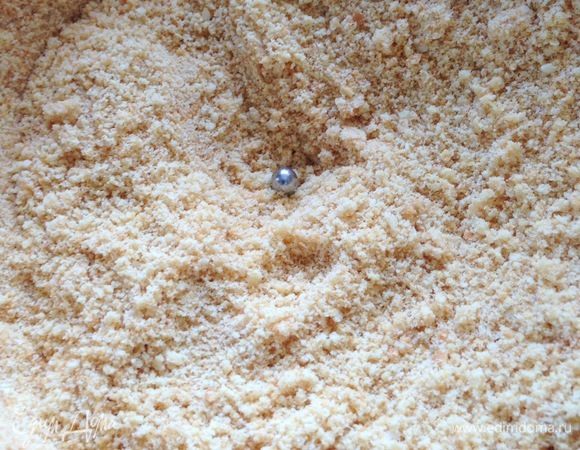 Основа: измельчить печенье в процессоре.