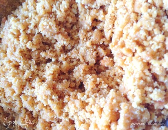 Растопить сливочное масло. Добавить его к печенью и тщательно перемешать.