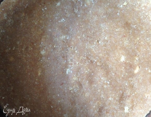 Выложить крошку в форму и хорошенько утрамбовать. Отправить в разогретую духовку на 5–10 мин. Можно обойтись и без духовки и поставить форму с основой в холодильник до полного охлаждения. Но лично мне больше нравится подсушенная в духовке основа.