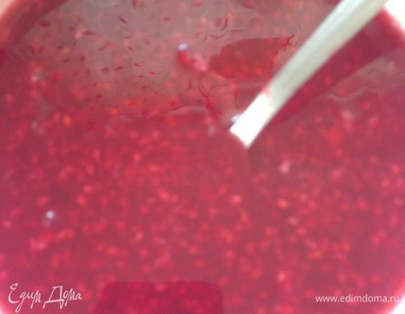 Ягодное желе: замочить желатин в холодной воде. Ягоды пробить блендером, протереть через сито.