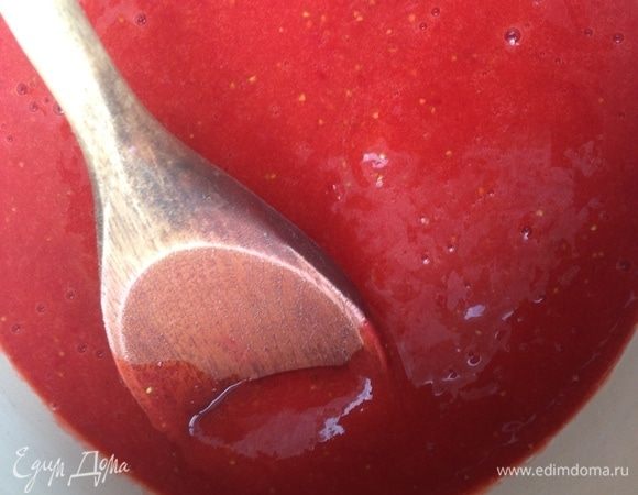 В сотейнике смешать ягодное пюре и сахар, прогреть до растворения сахара, добавить желатин и оставить охлаждаться при комнатной температуре.