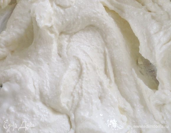 Сырная масса: блендером пробить сыр и йогурт. Добавить подготовленный желатин.