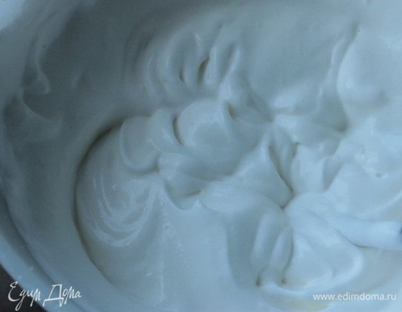 Сливки с сахаром взбить до устойчивых пиков. Аккуратно вмешать к сырно-йогуртовой смеси.
