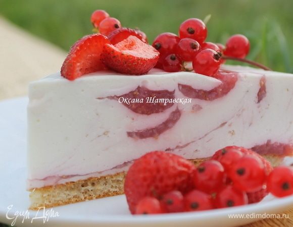 На охлажденную песочную основу вылить ягодное желе, сверху вылить сырную массу. Перемешать слегка слои между собой деревянной шпажкой и отправить чизкейк в холодильник на 4–6 часов.