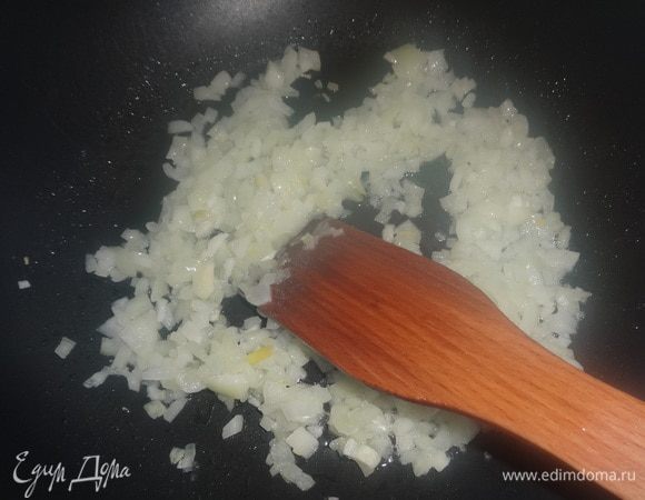 В сковороду налить 1 ст. л. растительного масла, обжарить лук и чеснок до золотистого цвета в течение нескольких минут.