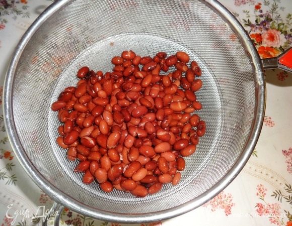 Фасоль откинуть на сито, промыть под проточной водой. Дать воде полностью стечь.