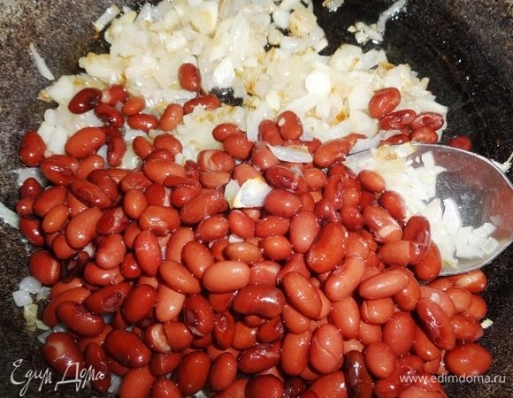 Фасоль положить в сковороду к луку и чесноку, перемешать, прогреть 2 мин., выключить огонь.