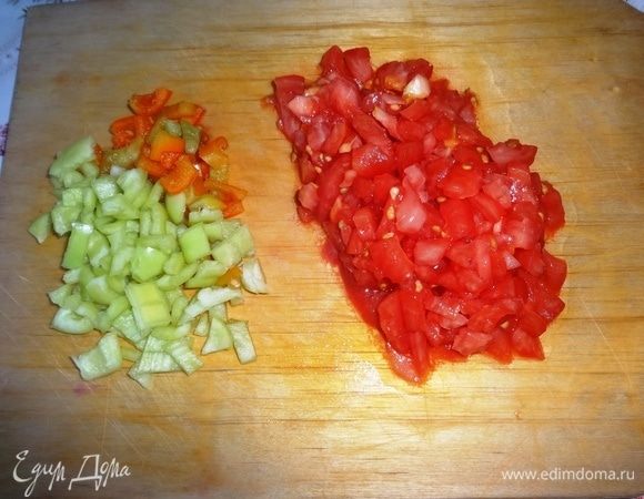 Помидоры (крупные) и сладкий перец вымыть. Из перца удалить семена, помидоры очистить от кожицы. Перец и помидоры нарезать мелкими кубиками. Нарезанные помидоры положить в дуршлаг и отжать сок.