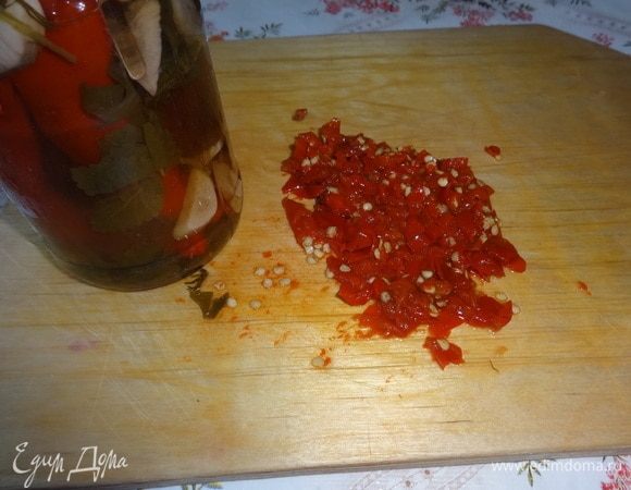 Маринованный острый перец (я сама в прошлом году мариновала) вынуть из банки, мелко нарезать.