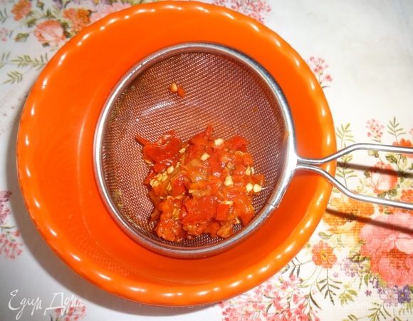 Ту часть перца, которая без семян, оставить так, как есть. А ту часть, которая с семенами, протереть через мелкое сито, чтобы удалились семена, и получилось чистое пюре.