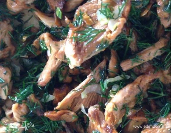 Для начинки грибы промыть, обжарить вместе с луком до готовности. Добавить тимьян или укроп по вкусу. Посолить, поперчить.