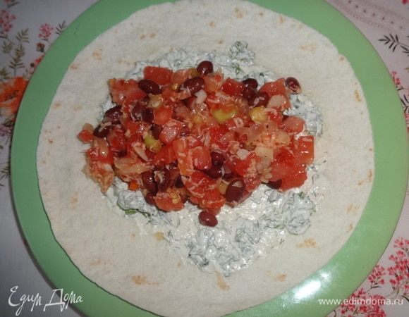 Далее выложить часть фасолево-овощной массы.