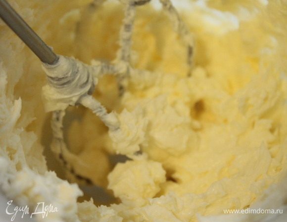 Взбить сливочное масло комнатной температуры с сахарной пудрой.