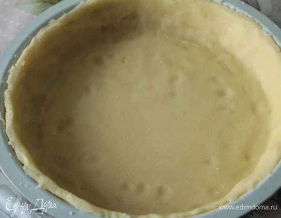 Раскатать тесто, выложить в форму и отправить в холодильник еще на 30 минут. Охлажденное тесто выпекать в разогретой до 180°C духовке 15 минут с грузом и 10 минут без груза.